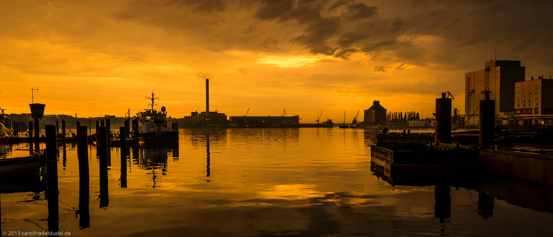 Flensburger Hafen und Werft in Gewitterstimmung